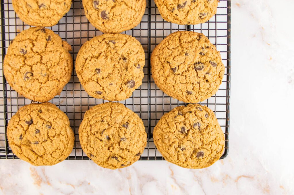 a black cooling rack with cookies on top